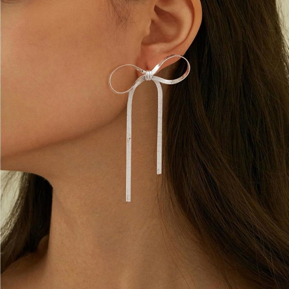 Silver tassel bow earrings 🎀 - Picture 4 of 5